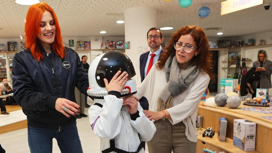 La astronauta -izquierda-, con un niño disfrazado durante la inauguración del proyecto en Ibi