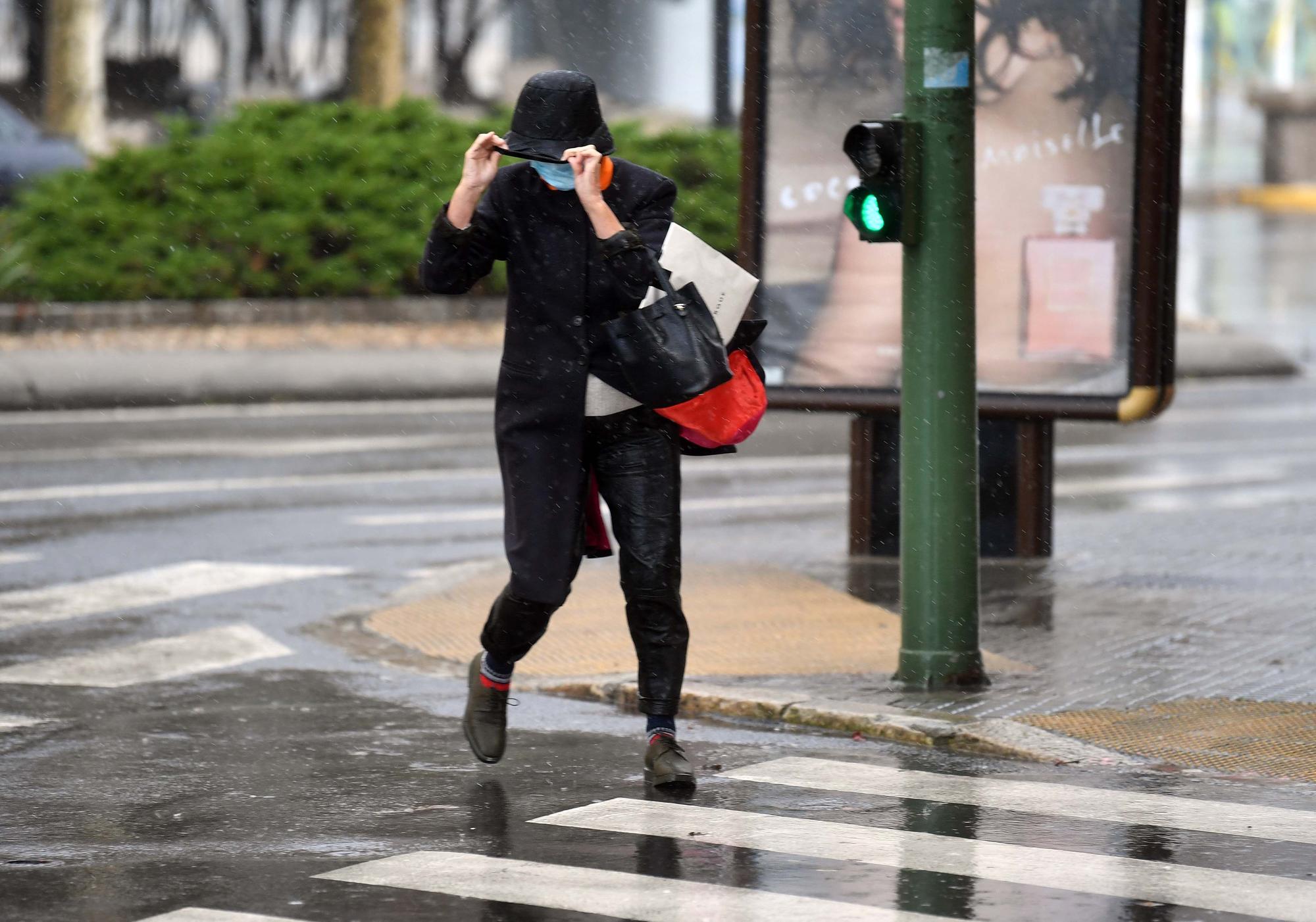 La borrasca 'Barra' deja lluvias copiosas, viento y olas a su paso por A Coruña