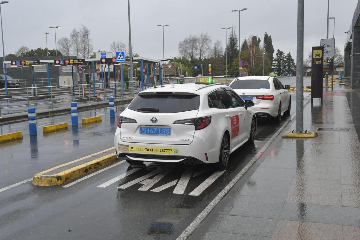Llega la paz a la parada de taxis de Alvedro: taxistas coruñeses podrán operar en el aeropuerto junto a los de Culleredo.