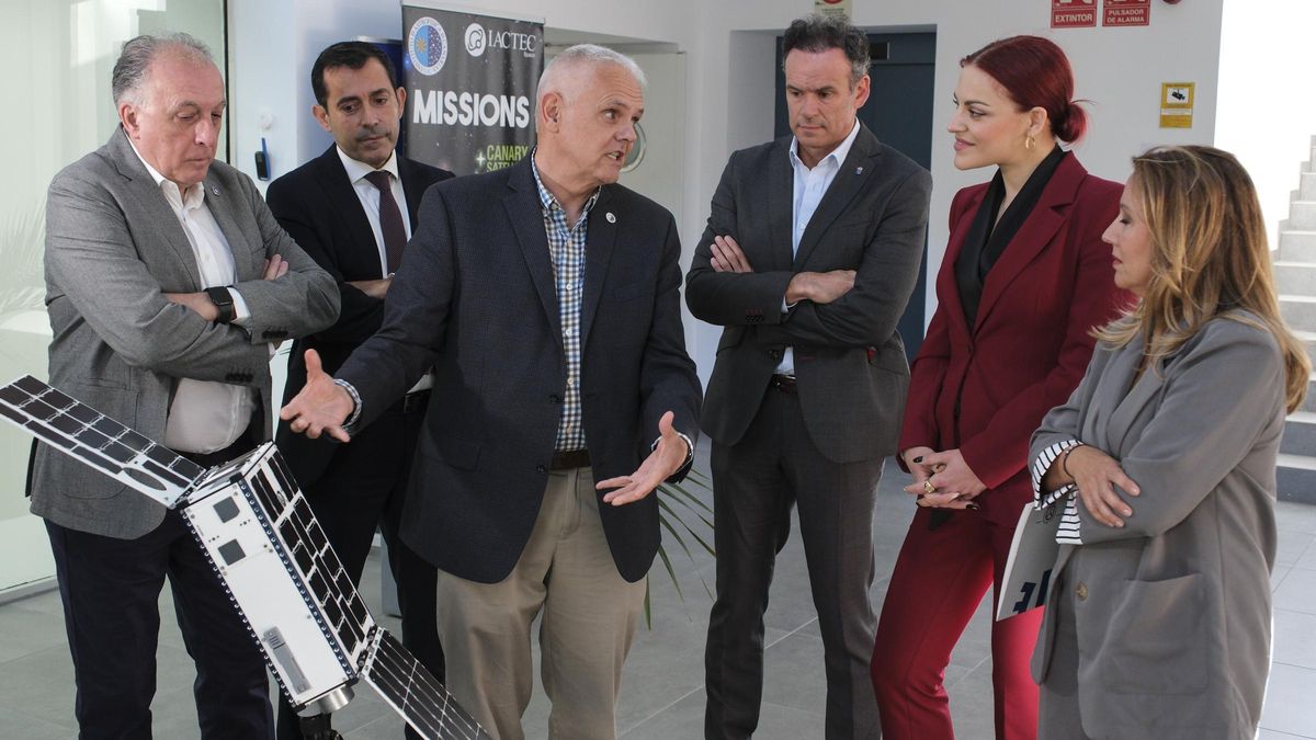El director del IAC, Valentín Martínez- Pillet muestra a las autoridades el posible diseño de los próximos satélites canarios.