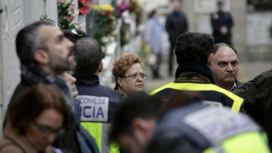 María Jesús Loureda (en el centro), durante la exhumación, ayer, en el cementerio de San Amaro. cabalar