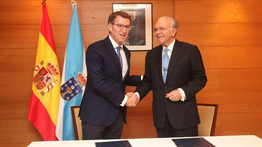 Alberto Núñez Feijóo e Isidro Fainé, ayer, tras la firma del acuerdo.