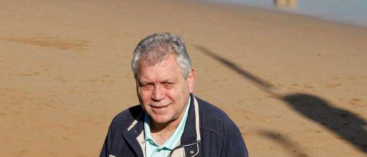 Enzo Ferrero, ante la playa de San Lorenzo.