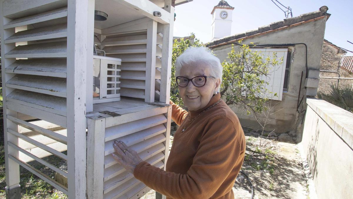 Concha Sanz, en ñacaseta meteorológica de su casa de Carrícola