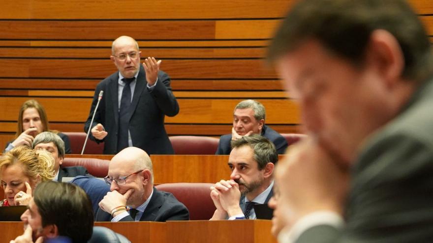 El procurador Francisco Igea, al fondo, se dirige al presidente Mañueco, en primer término durante el pleno de ayer en las Cortes. | R. Cacho - Ical