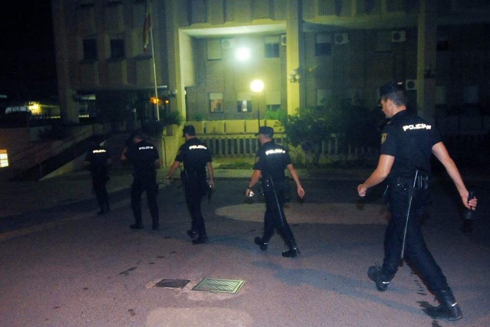 Heridos cuatro policías en un motín en el CIE