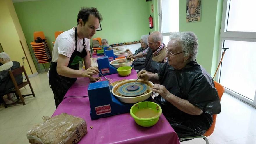 Raúl Rodríguez da indicaciones a Blanca Escobar en pleno taller.