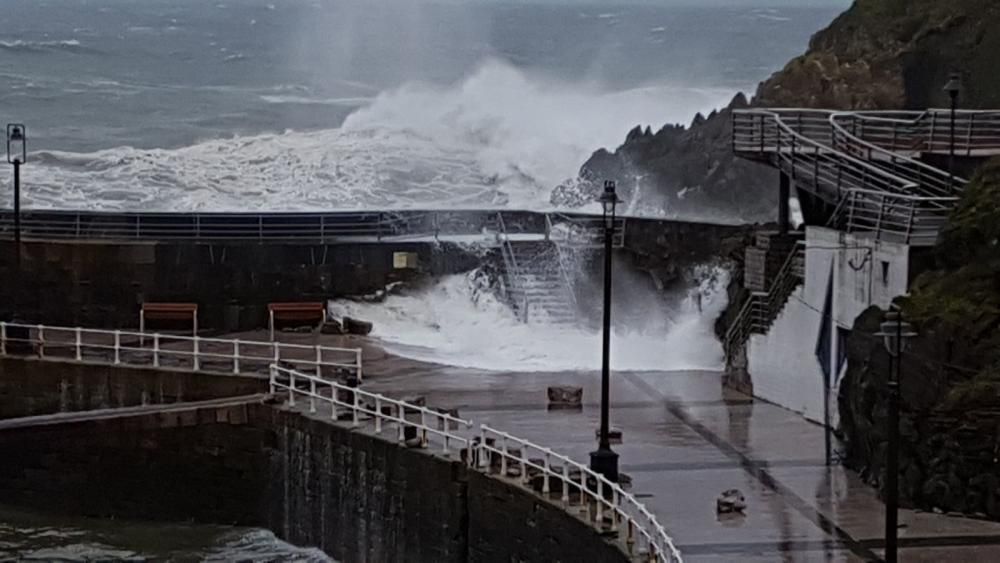 El oleaje causa destrozos en el puerto de Cudillero.