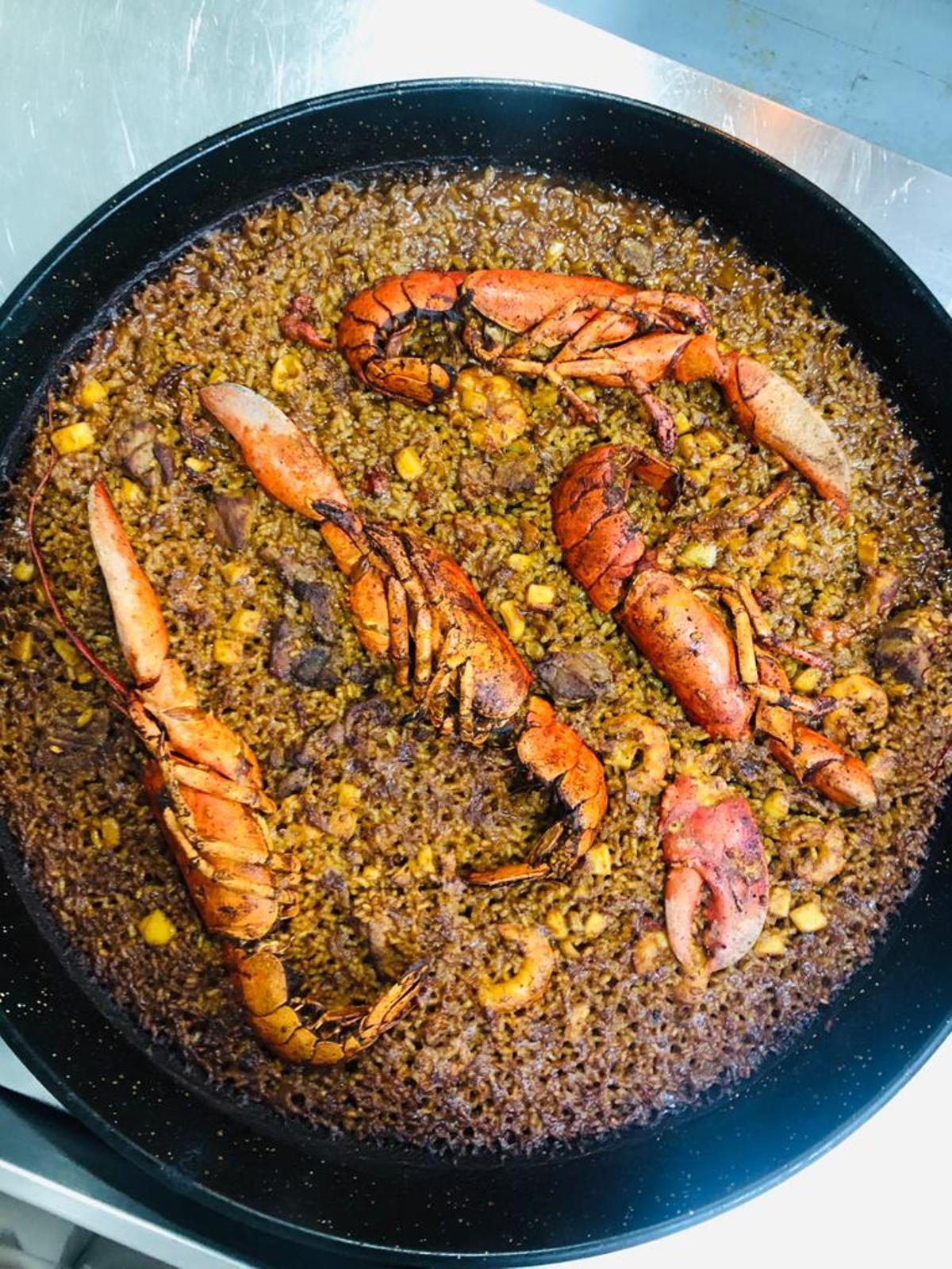 Entre sus propuestas destacan el arroz con bogavante, el arroz del señoret o el caldero del Mediterráneo