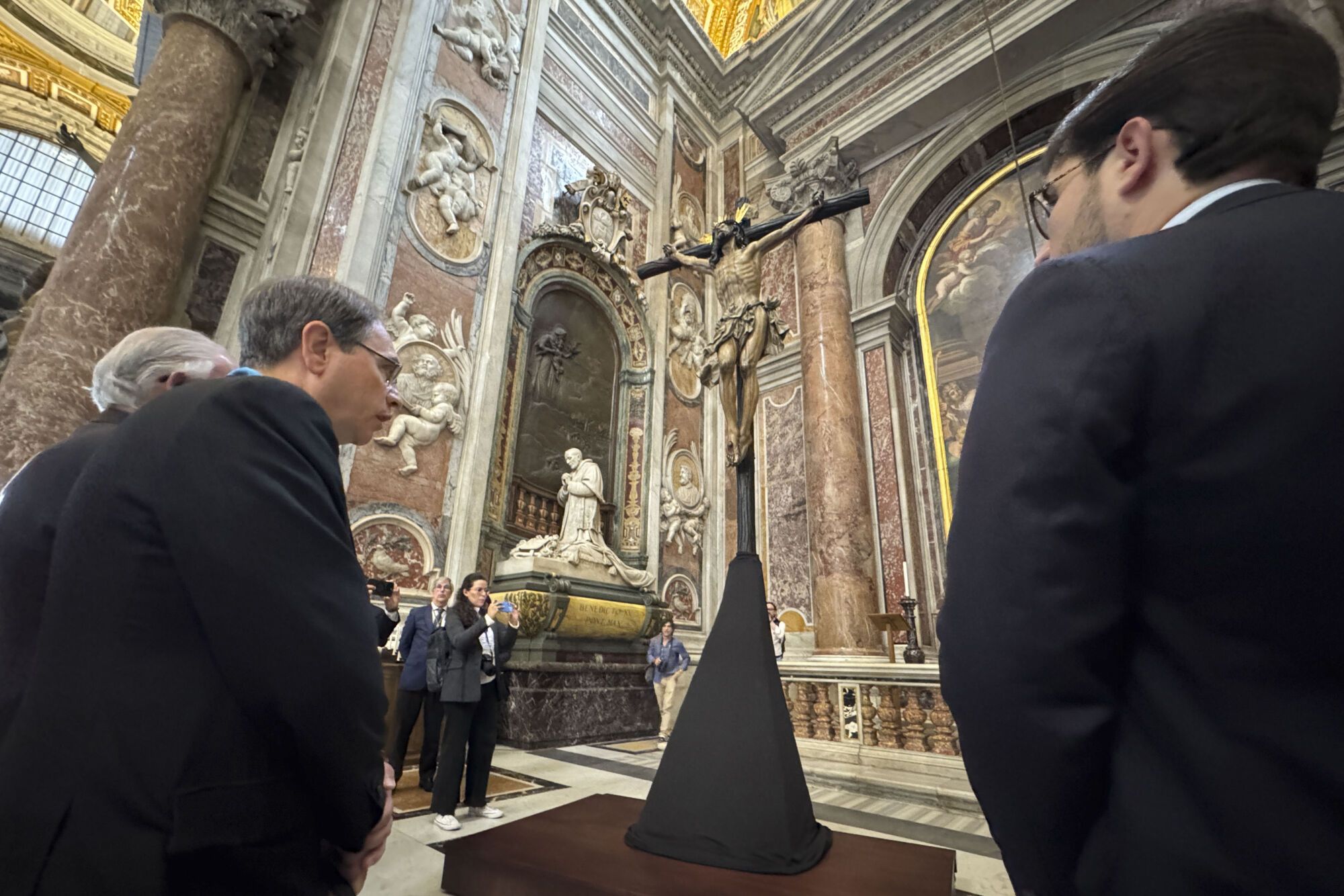 La Virgen de la Esperanza y el Cachorro, al culto en la basílica de San Pedro del Vaticano