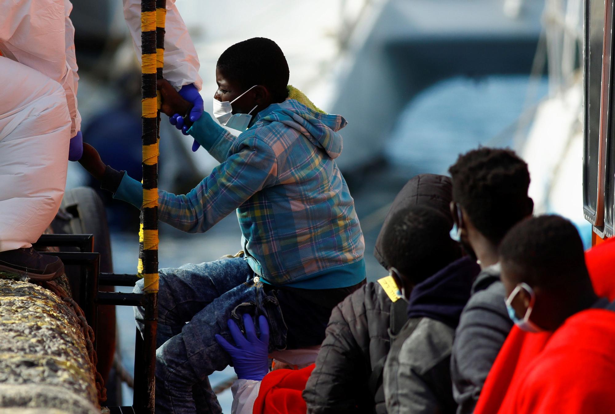 Rescatan una patera con 17 migrantes en aguas cercanas a Gran Canaria (06/04/21)