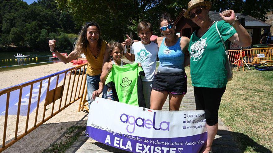 Miembros de las asociaciones ASFAPE y AGAELA junto a niños que participaron en la travesía inclusiva. | FirmaFoto