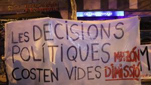 Una pancarta contra la gestión de Mazón en València, ante la sede del PP en Barcelona.