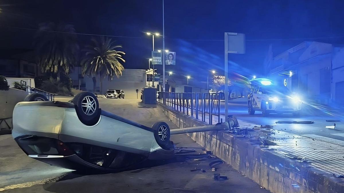 Estado del vehículo tras el accidente, esta madrugada en Puente Genil.