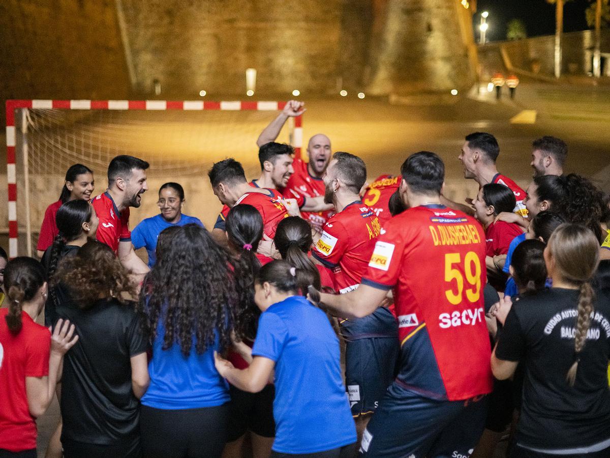 En el tramo final del spot, son los Hispanos los que ejercen la fundamental labor de integración, incorporando a la protagonista a una gran fiesta con las selecciones infantil y cadete de balonmano.