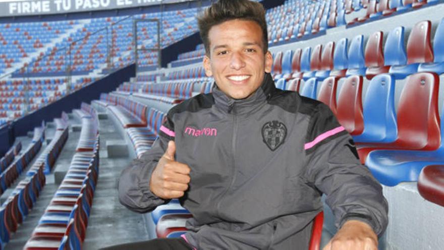 El jugador posando en el estadio.