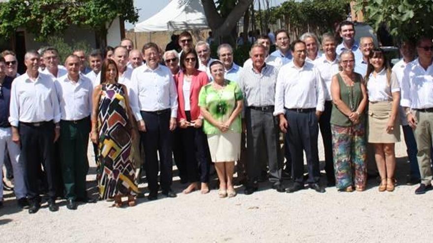 Foto de familia del almuerzo en la Albufera de València, que tradicionalmente da inicio al curso empresarial y polìtico, con el presidente Puig, en el centro.