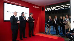 John Hoffman (GSMA), Ignasi Armengol (Fira Circuit) y Francesc Fajula (MWCapital), en el Mobile World Congress 2025
