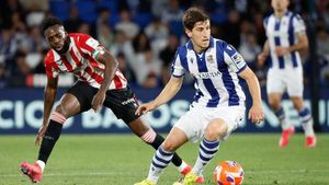 Aihen Muñoz pelea un balón ante el delantero del Athletic Iñaki Williams