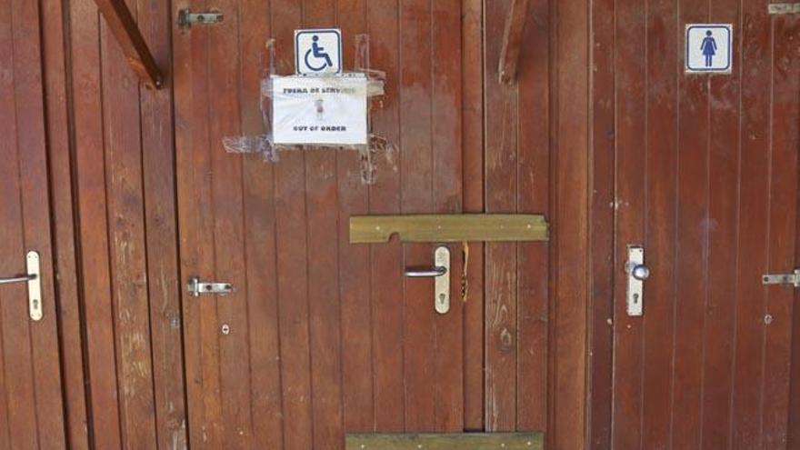 El único baño para personas con discapacidad está cerrado desde hace semanas y con unas barras que impiden el paso.