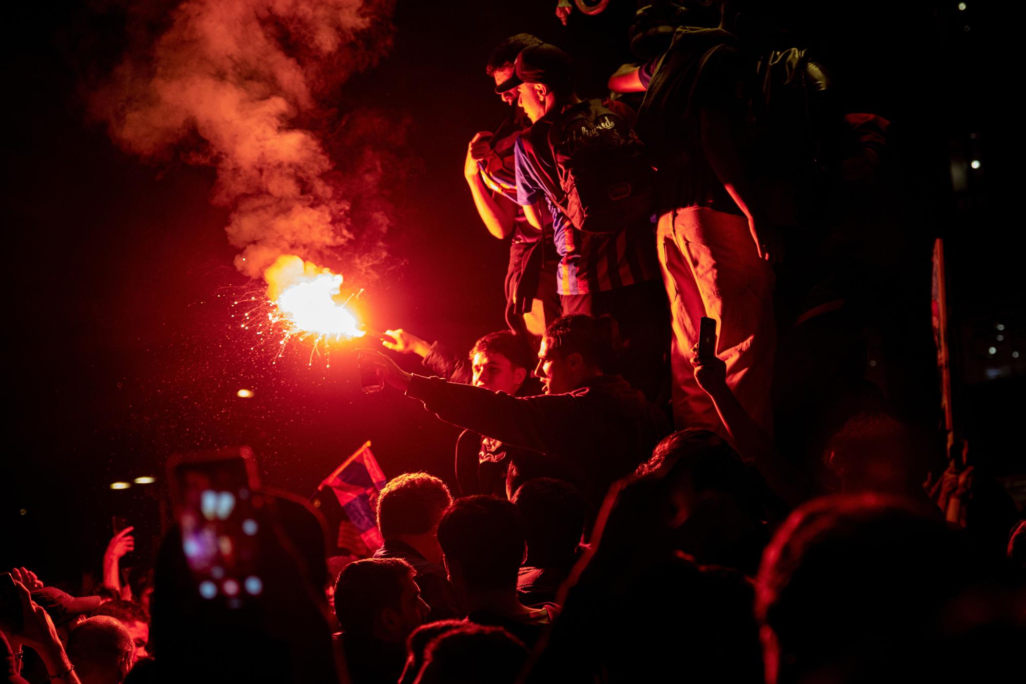 GALERIA | Els aficionats del Barça tornen a Canaletes per celebrar la Lliga