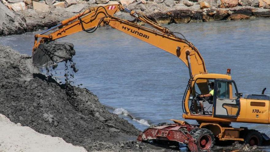 Imagen de los trabajos de dragado de arena en el puerto.