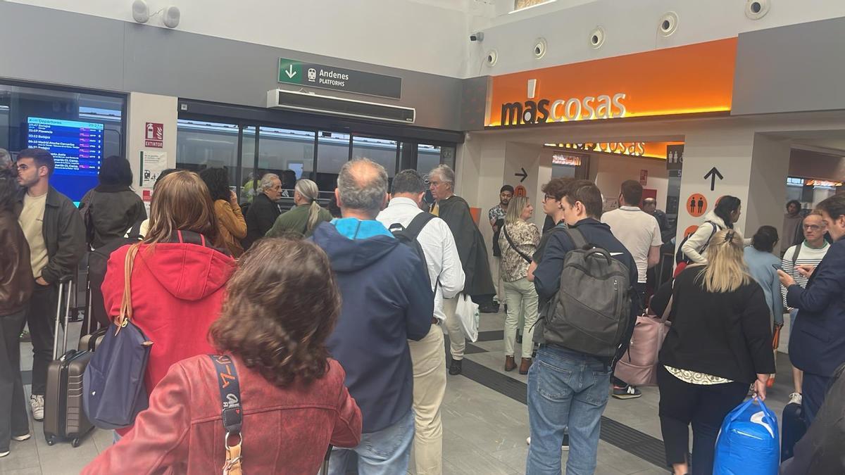 Los pasajeros del tren Badajoz-Madrid permanecen en Cáceres por una avería.