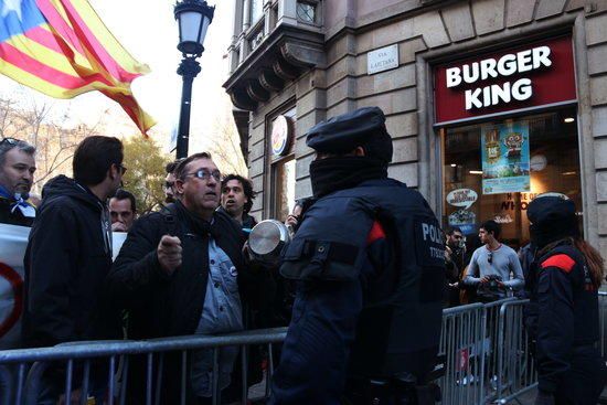 Protesta per la presència de Felip VI a Barcelona sota un fort dispositiu de seguretat