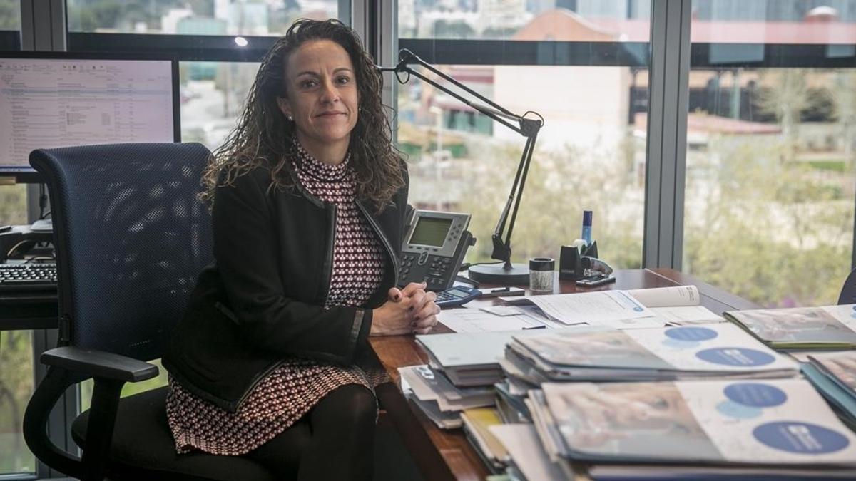 Núria Latorre, directora de Estrategia de clientes de Agbar, en su despacho.