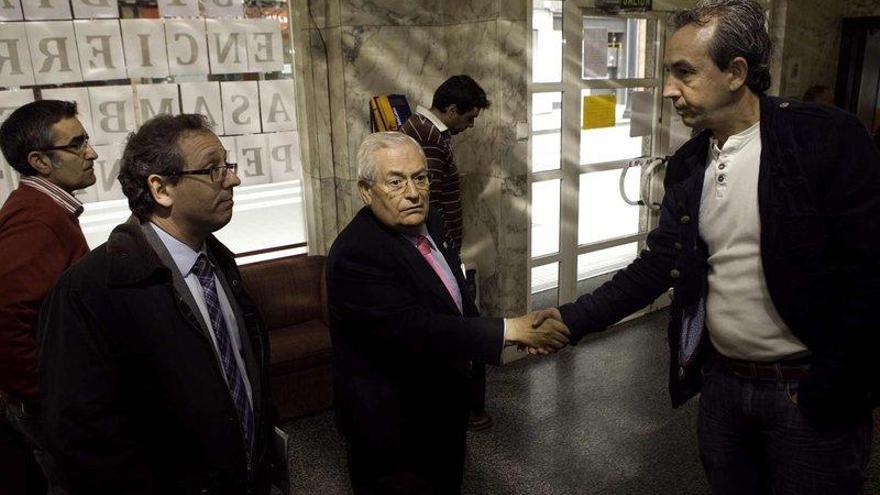 En el centro, Viliulfo Díaz estrecha la mano a uno de los trabajadores del hotel León poco antes de la reunión.