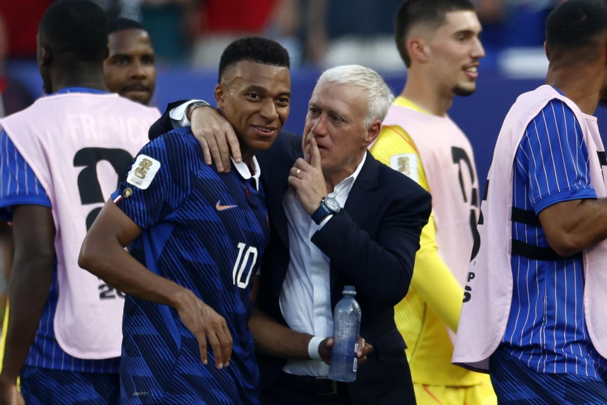 Deschamps habla con Mbappé al finalizar el partido contra Paraguay.