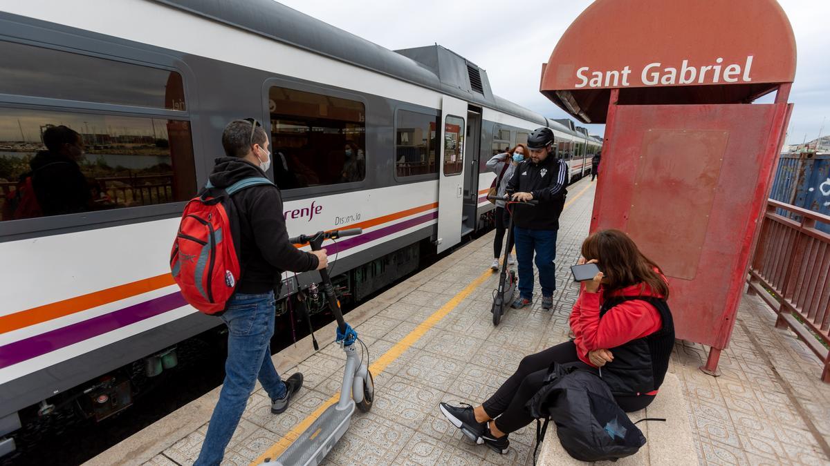 Pasajeros en el apeadero de San Gabriel