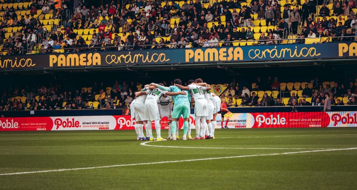 La plantilla del Elche se reúne y hace piña antes de iniciar el partido en La Cerámica.