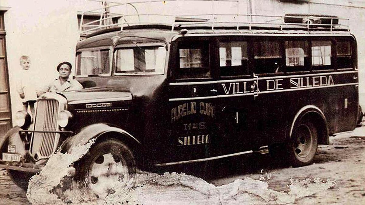 Un dos coches de Aurelio Cuiña en 1944, rotiñlado como Villa de Silleda.