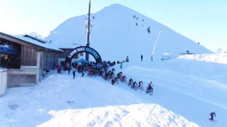 El festival ciclista que desafía el frío en los Alpes suizos