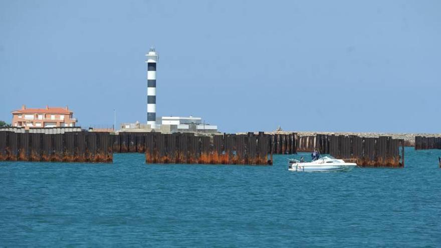 Tablestacas clavadas en el mar para la construcción de Puerto Mayor, cuyas obras están suspendidas por orden judicial desde 2005.