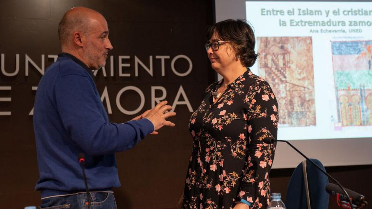 A la derecha, la experta antes de iniciar la conferencia. | E. F.