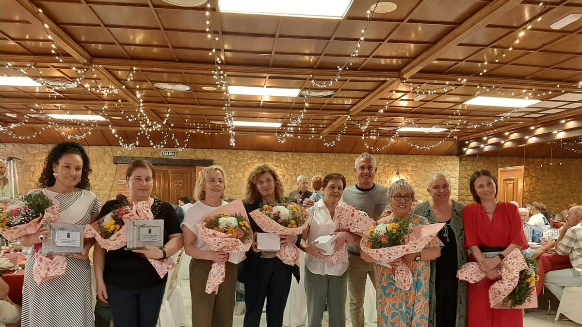 Por la izquierda, Rocío Díaz, Marta Rodríguez, Carmen Álvarez, Olga Fernández, Conchita Ramil, Javier Álvarez (del comité de empresa), Beni Fernández, Eva María Pérez y Conchi Fidalgo