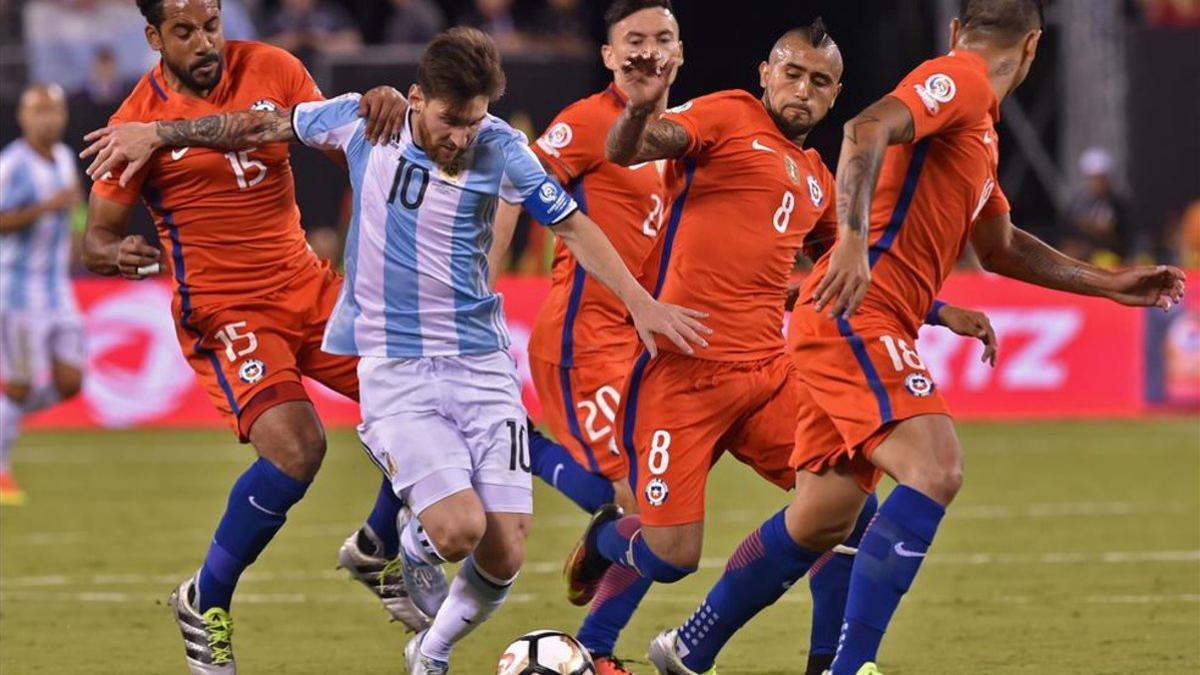 Messi trata de escapar de jugadores de Chile en la final de la Copa América de 2016