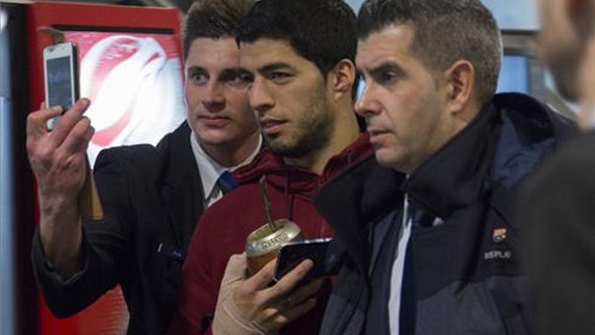 Luis Suárez en el viaje rumbo a Manchester