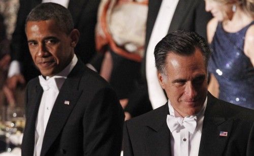 Barack Obama mira a Mitt Romney