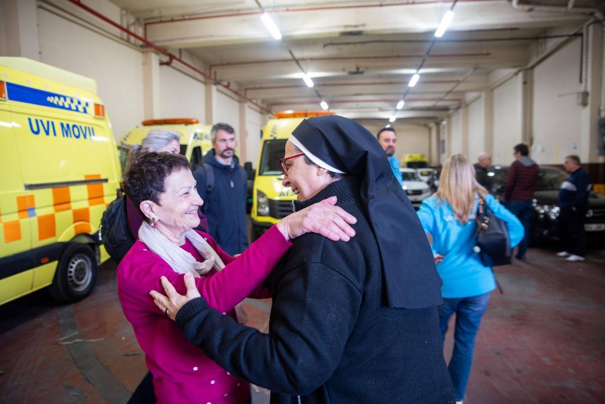 Carma amb la voluntària Neus Basart