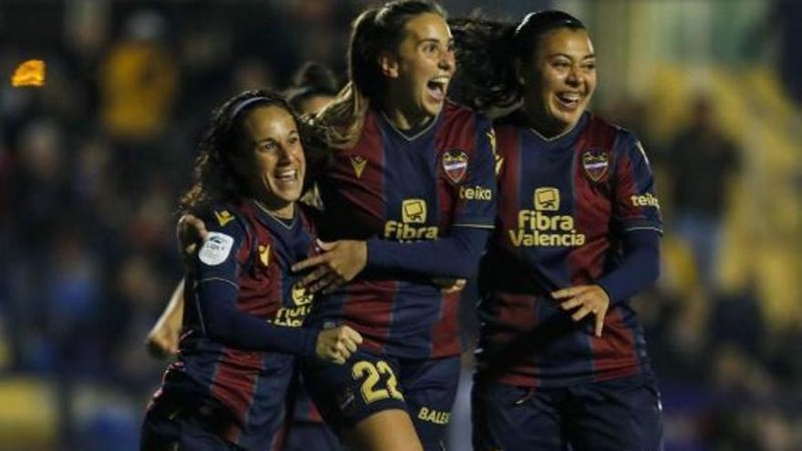 Alharilla, Aguado i Paula Fernández (dreta) celebren el gol del triomf del Llevant