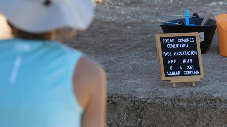 Trabajos de excavación de la fosa común del cementerio de Aguilar de la Frontera.