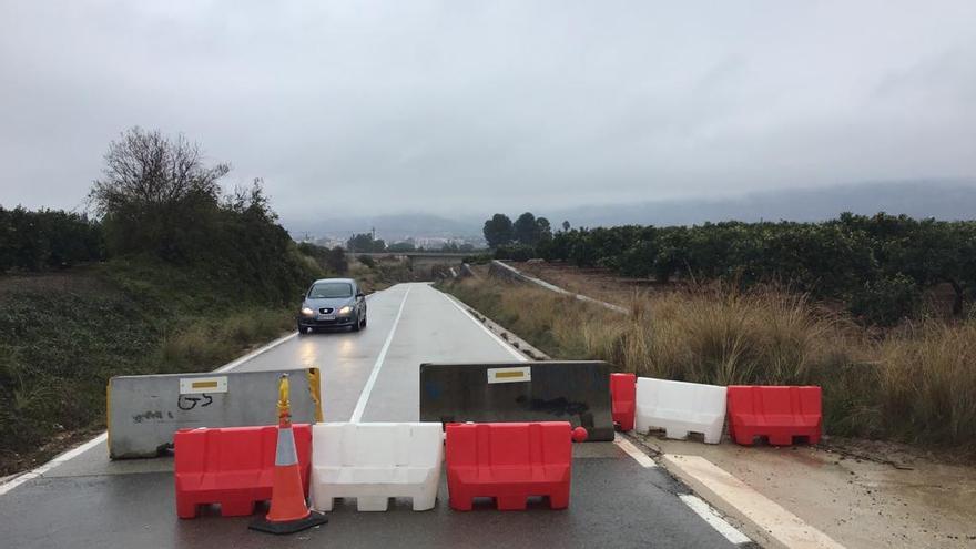 Canals ha cortado los accesos al municipio con bloques de hormigón