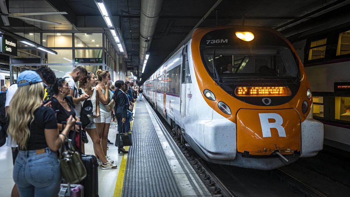 Un tren con destino al aeropuerto de El Prat, en la estación de Sants