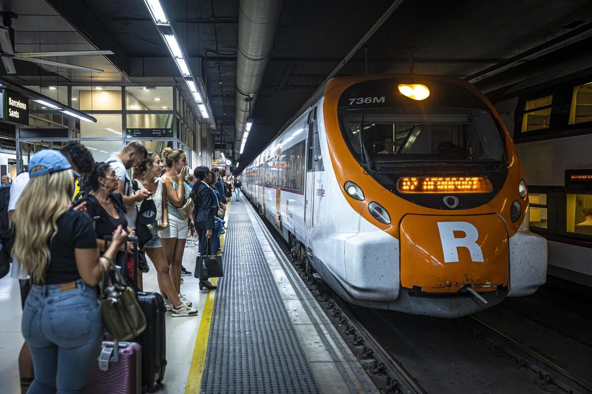 Un tren con destino al aeropuerto de El Prat, en la estación de Sants