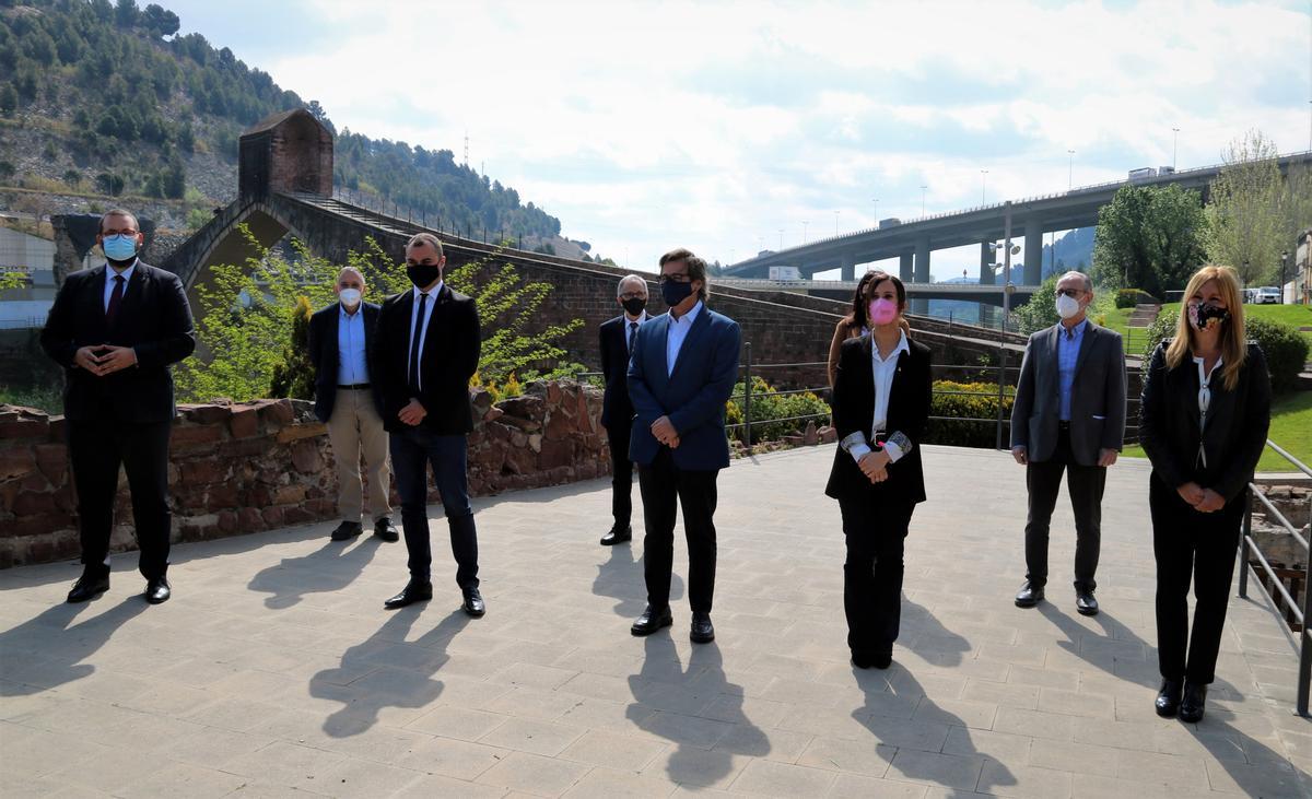 Los alcaldes firmantes de la Declaració de Martorell posan frente al Pont del Diable de Martorell.