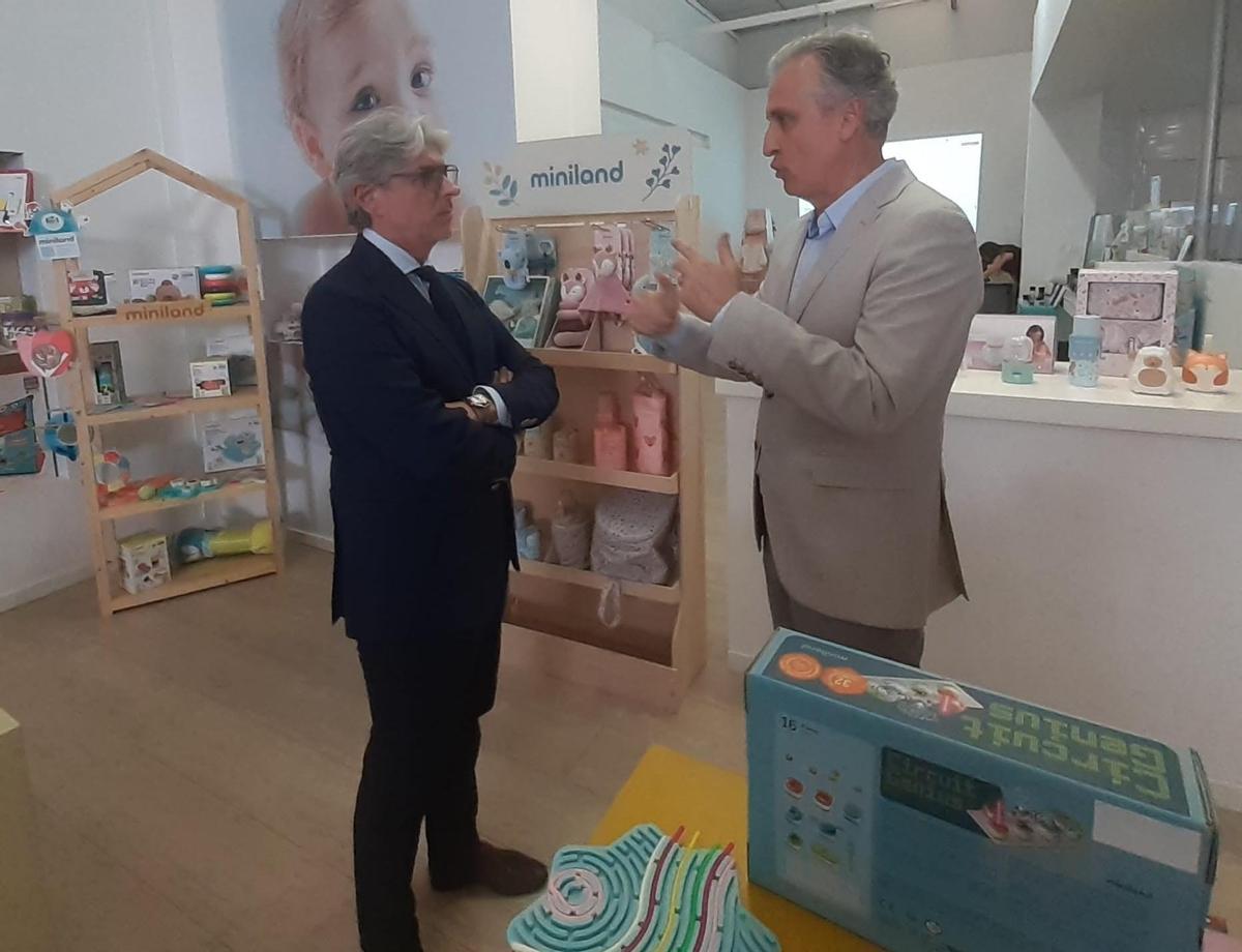 El secretario autonómico conversando con un responsable de la empresa.