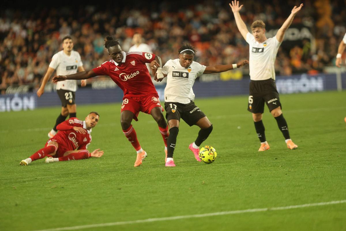 Ramazzani es objeto de falta en una acción del Valencia CF-Sevilla CF.